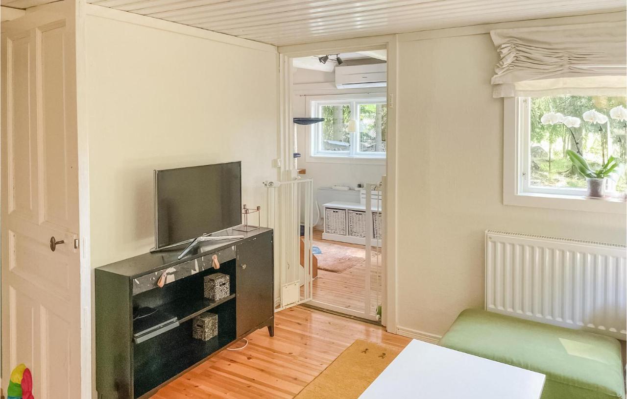 Cozy Home In Oerebro With Wifi Bagian luar foto